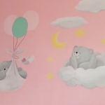 Βρεφική τοιχογραφία με αρκουδάκι σε ροζ τοίχο
