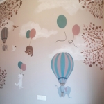 Τοιχογραφία με θέμα "Ζωάκια και αερόστατα στον ουρανό"