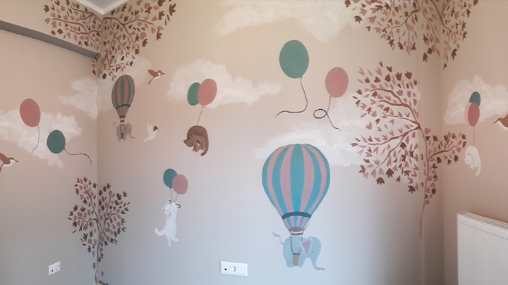 Τοιχογραφία με θέμα "Ζωάκια και αερόστατα στον ουρανό"